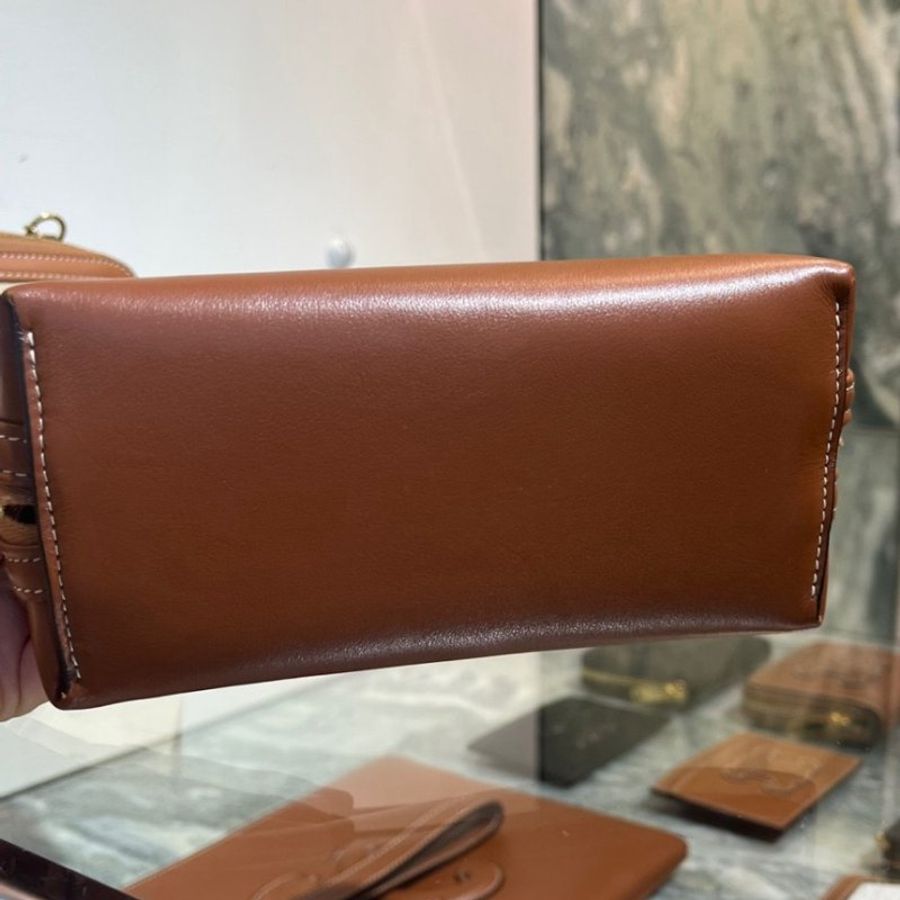 🛫早秋當季新品🛬Celine 10E383 Triomphe 凱旋門皮革金鍊相機包 黃褐色-12