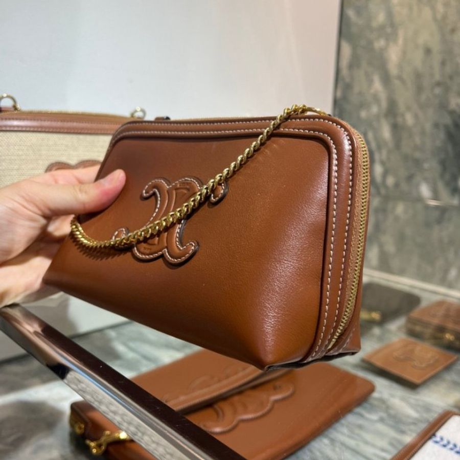 🛫早秋當季新品🛬Celine 10E383 Triomphe 凱旋門皮革金鍊相機包 黃褐色-13