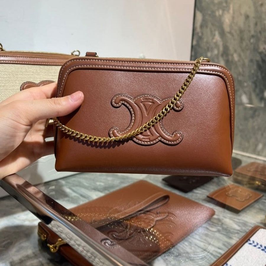 🛫早秋當季新品🛬Celine 10E383 Triomphe 凱旋門皮革金鍊相機包 黃褐色-14