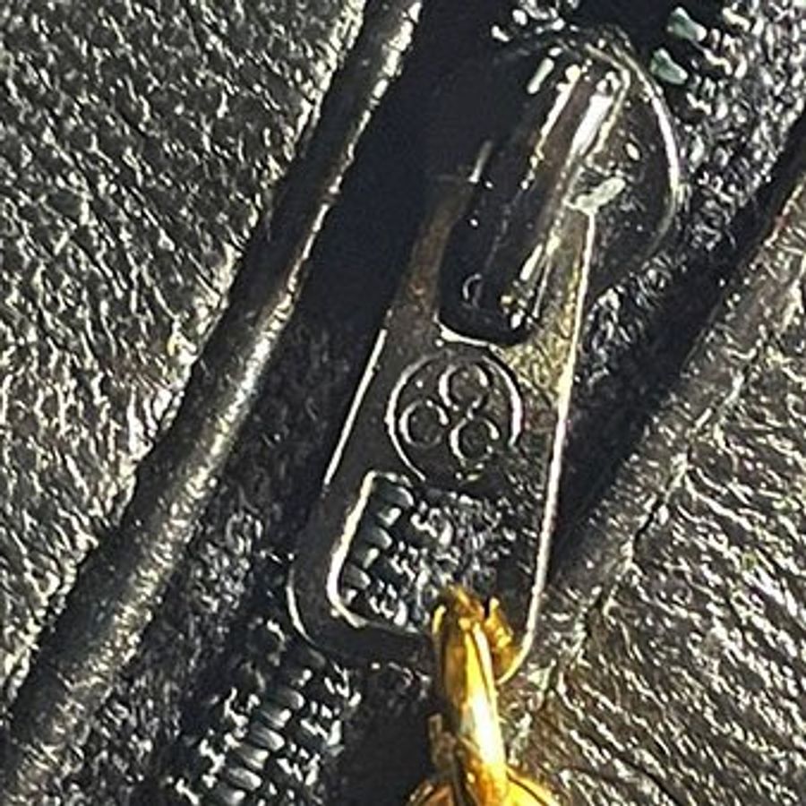 CHANEL黑色絨布金鍊流蘇相機包-10