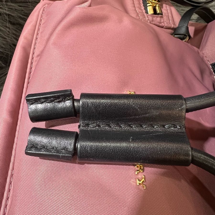 Burberry 40209591 粉色 梅粉色 尼龍 金釦 The rucksack 後背包 旅行包 背包-16