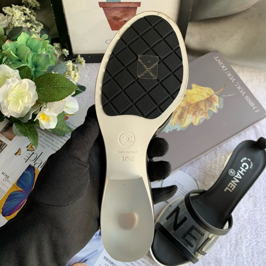 Chanel 小羊皮Logo 透明果凍低跟涼鞋/穆勒鞋(黑色)-4