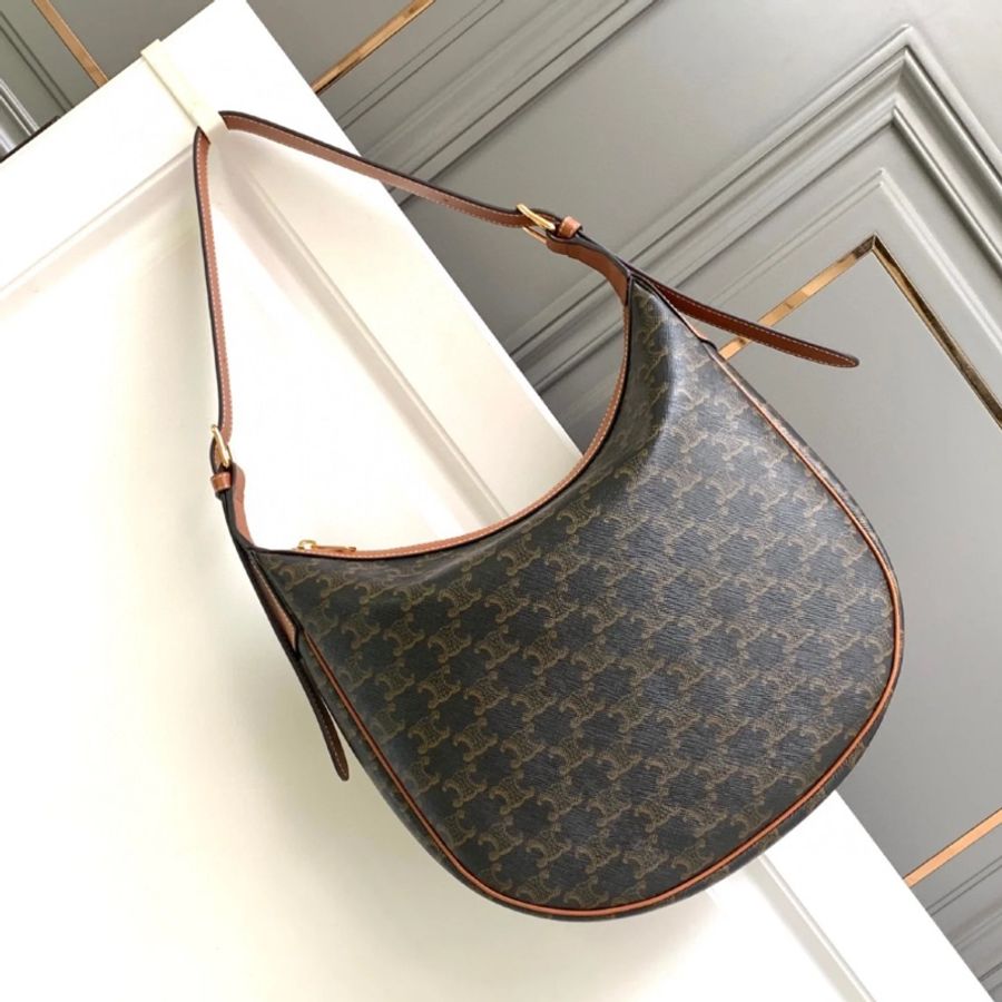 實拍 Celine Heloise Hobo Bag 在櫃熱賣新款❗️經典 老花 實用 百搭 質感 容量極大 肩帶可調節 斜背 肩背-4