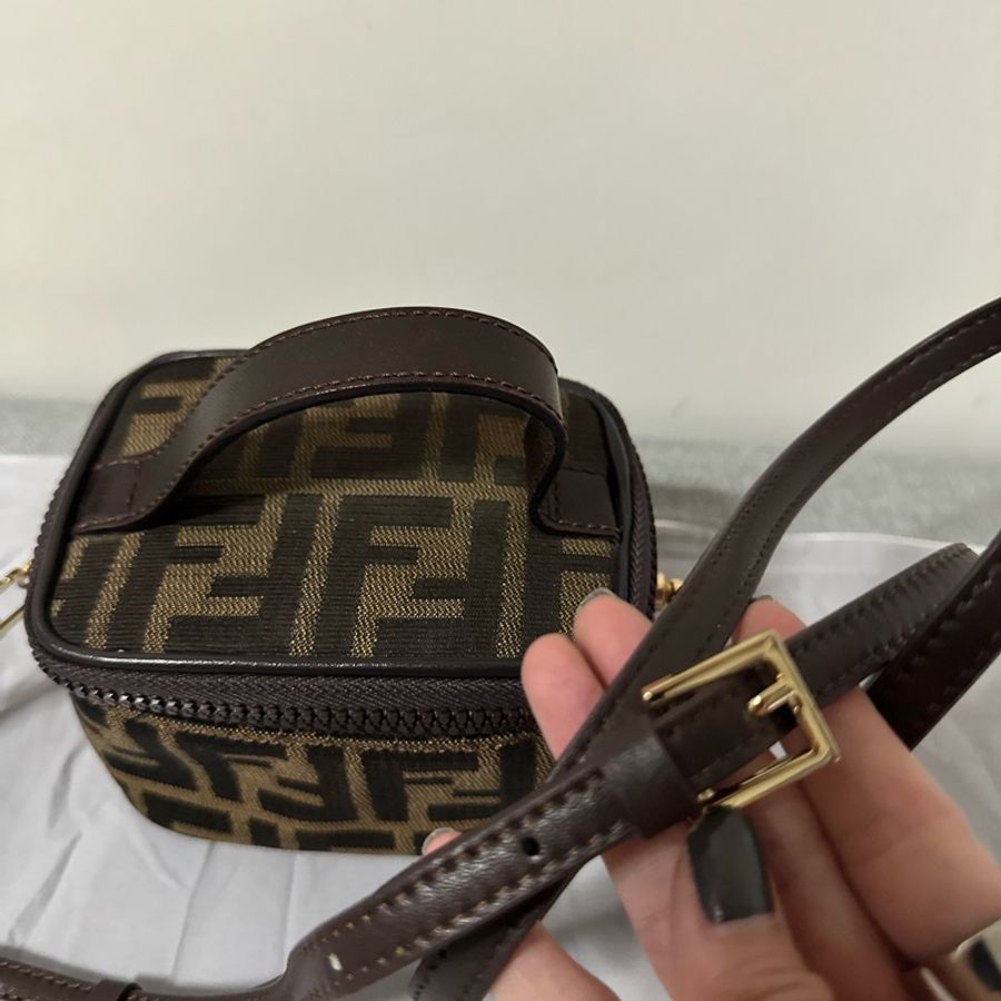 Fendi 迷你化妝盒斜背袋-4