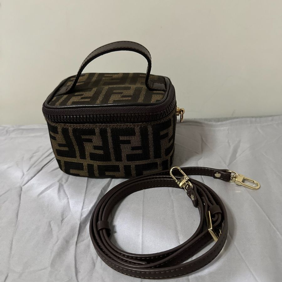 Fendi 迷你化妝盒斜背袋-5
