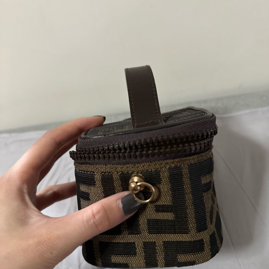 Fendi 迷你化妝盒斜背袋-10