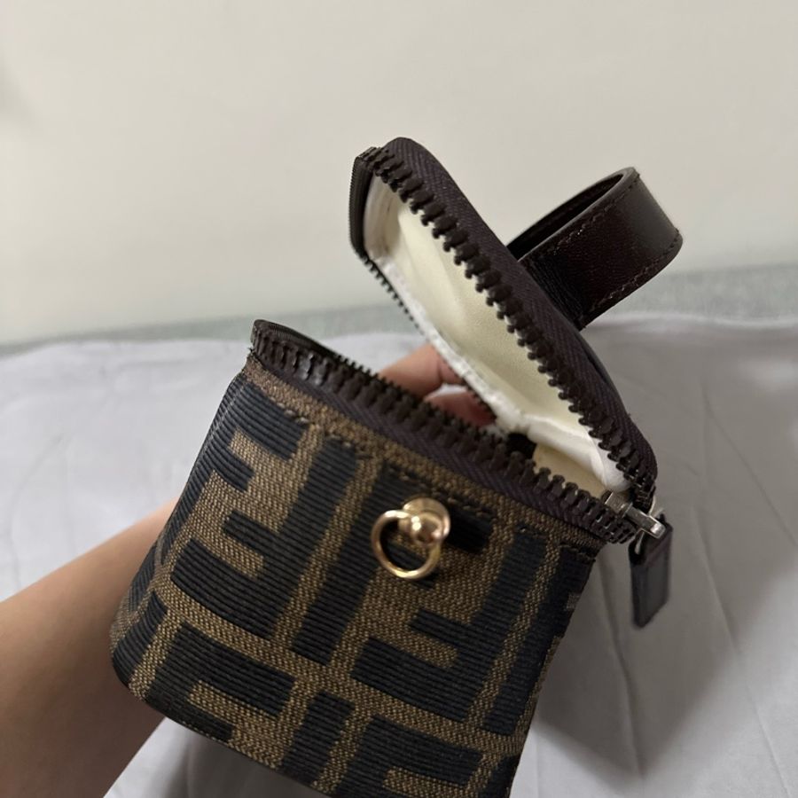 Fendi 迷你化妝盒斜背袋-11