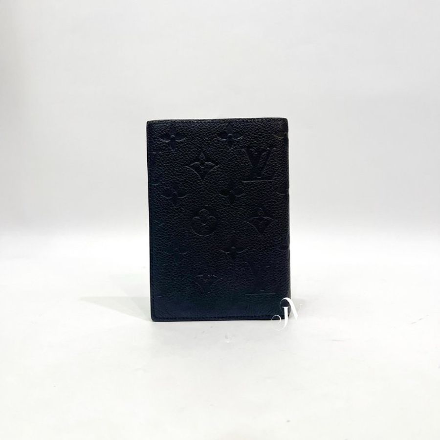 LV 黑牛皮壓紋對開4卡護照封套 M63914-0