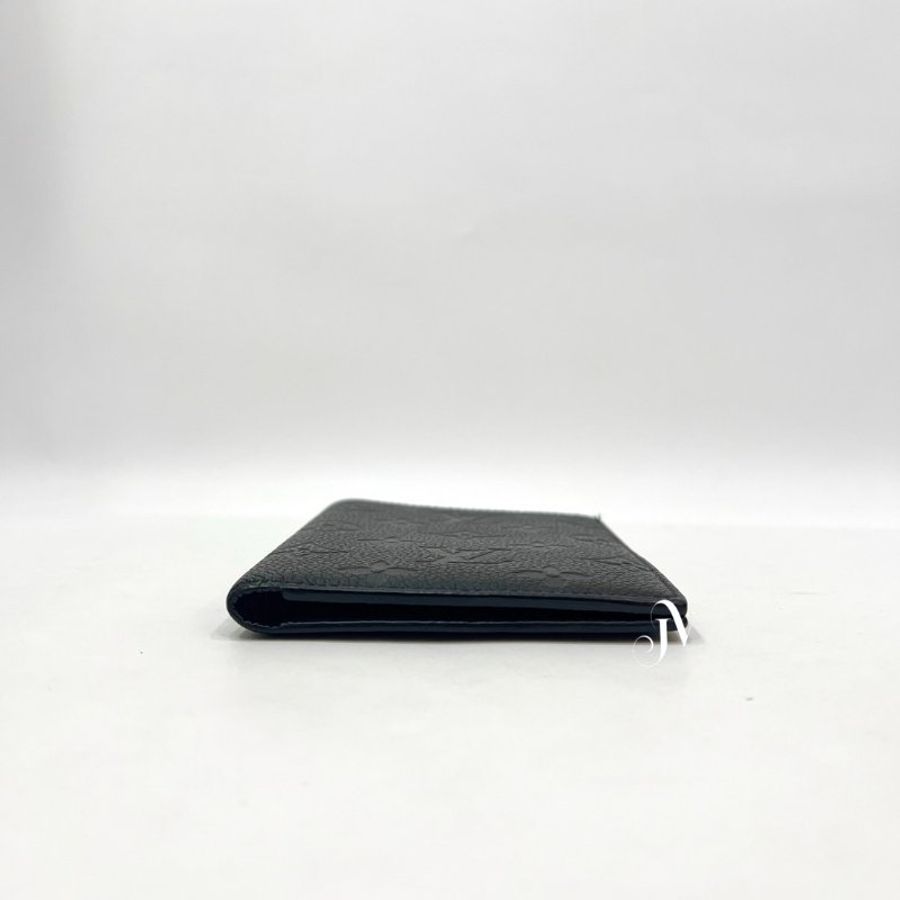 LV 黑牛皮壓紋對開4卡護照封套 M63914-4