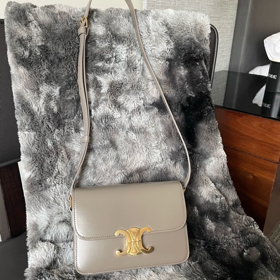 Celine Triomphe亮澤牛皮革手袋 鵝卵石色-0