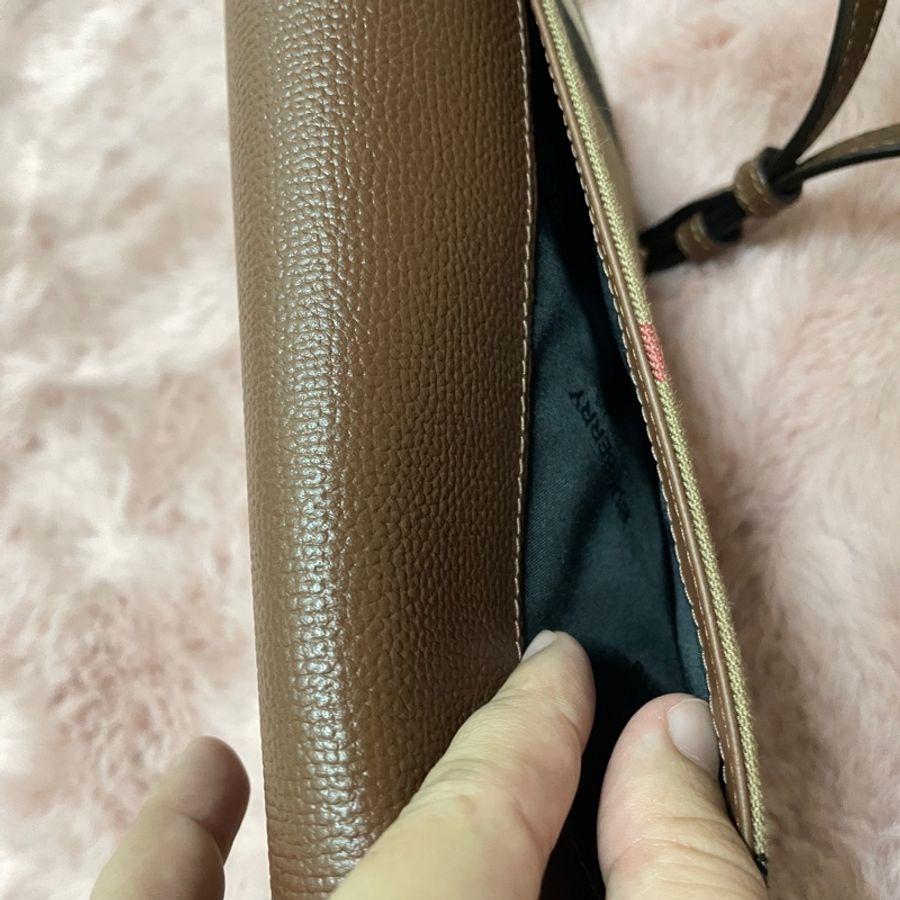 BURBERRY HANNAH經典格紋信封款WOC斜背包-6