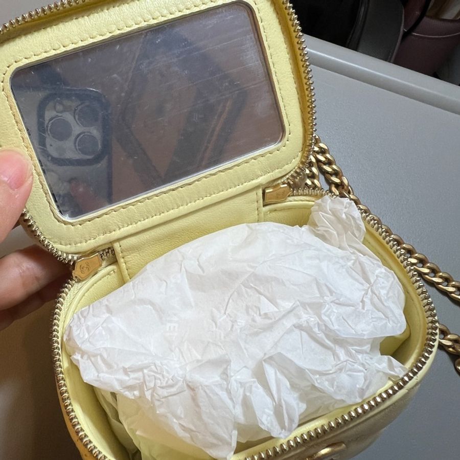闆娘生日降價一週!23S Chanel mini小盒子 奶油黄色羊皮山茶花調節釦-12