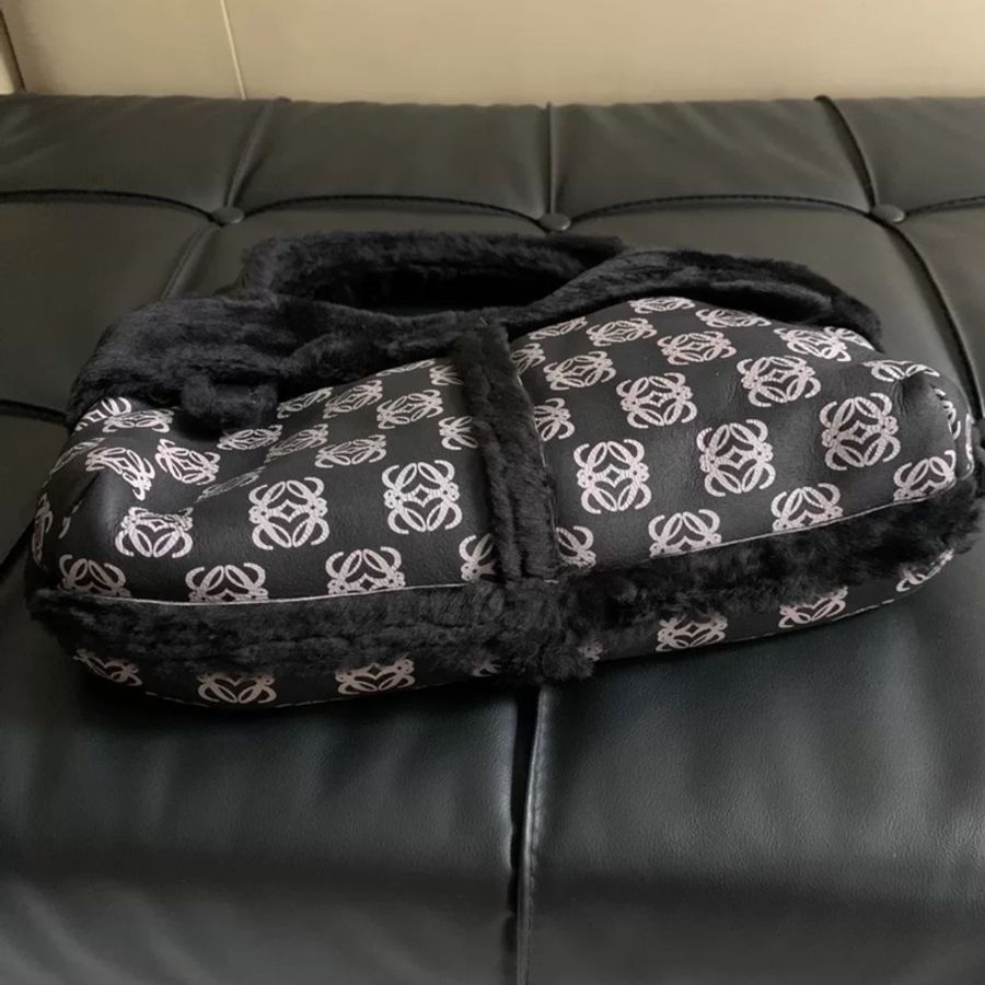 Loewe 羅意威老花毛絨手提包-6