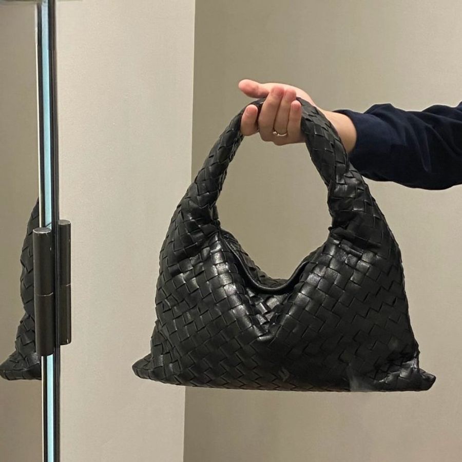 Bottega Veneta 796262 小款皮革 Hop 編織包 黑色《2024秋冬季度★全新商品 》-1