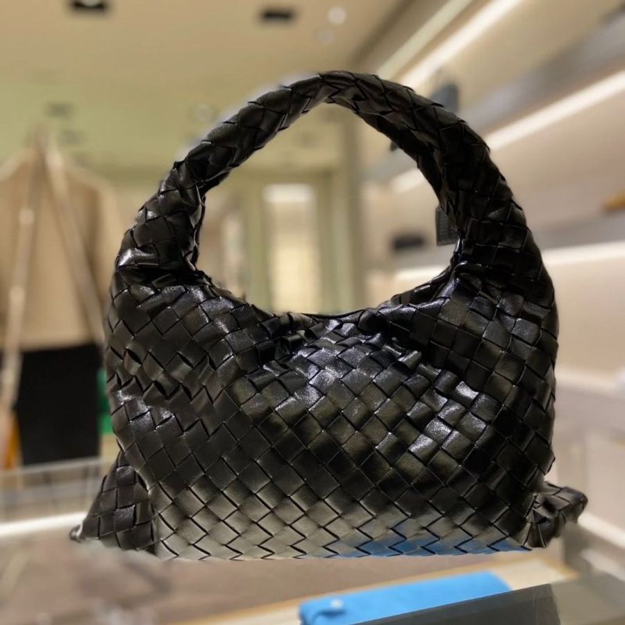 Bottega Veneta 796262 小款皮革 Hop 編織包 黑色《2024秋冬季度★全新商品 》-4