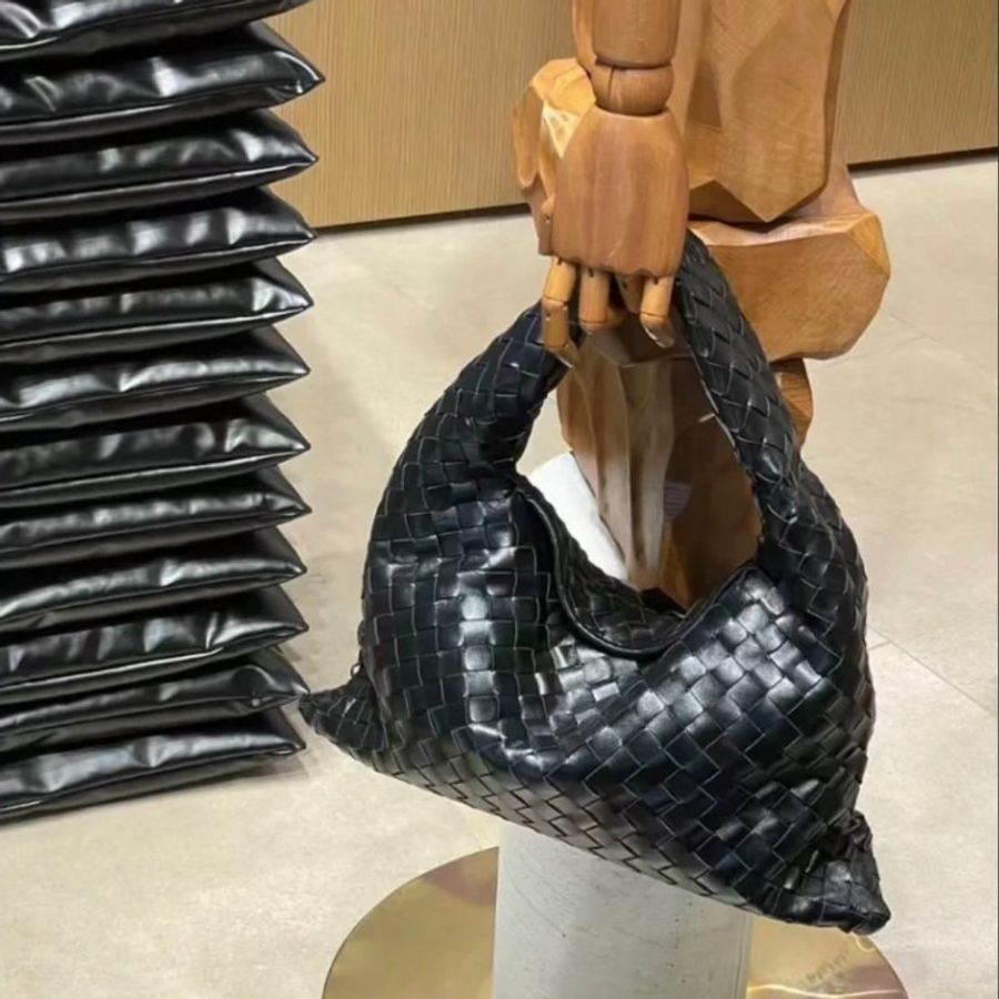 Bottega Veneta 796262 小款皮革 Hop 編織包 黑色《2024秋冬季度★全新商品 》-6