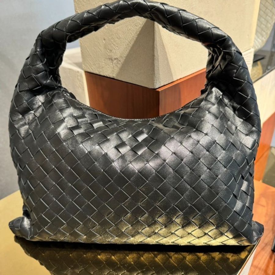 Bottega Veneta 796262 小款皮革 Hop 編織包 黑色《2024秋冬季度★全新商品 》-7