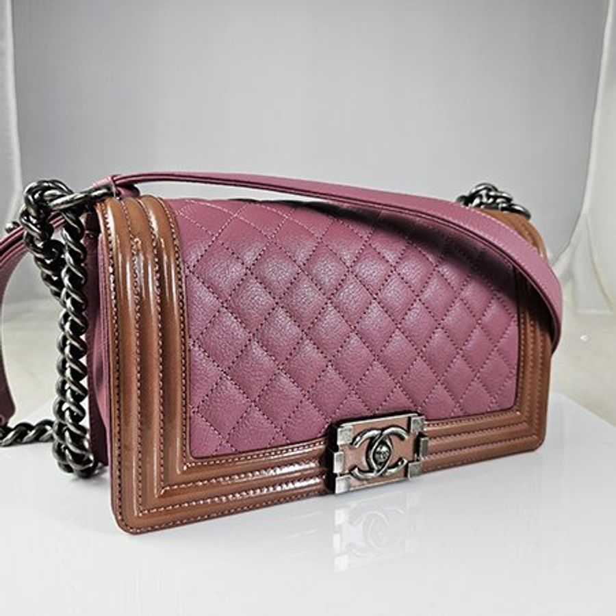 CHANEL藕粉色牛皮拼漆皮復古銀錬BOY CHANEL 二用包 25CM A67086-1