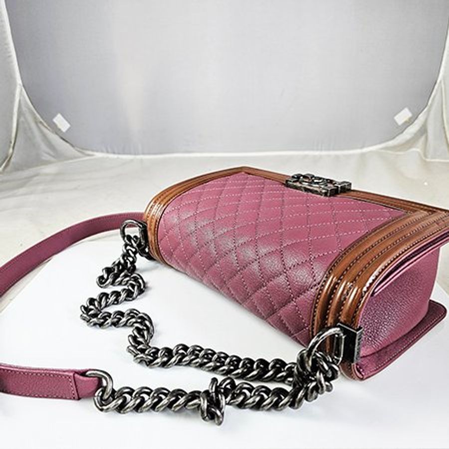 CHANEL藕粉色牛皮拼漆皮復古銀錬BOY CHANEL 二用包 25CM A67086-2