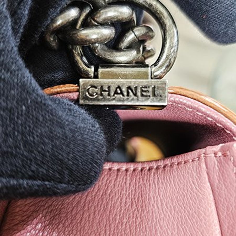 CHANEL藕粉色牛皮拼漆皮復古銀錬BOY CHANEL 二用包 25CM A67086-7