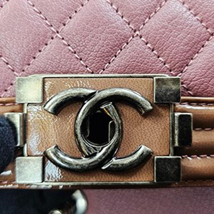 CHANEL藕粉色牛皮拼漆皮復古銀錬BOY CHANEL 二用包 25CM A67086-10