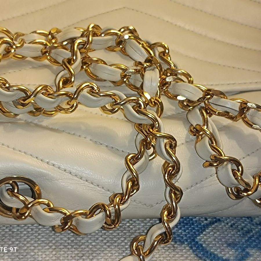 Chanel vintage v stich 米色山形信封鏈包-17