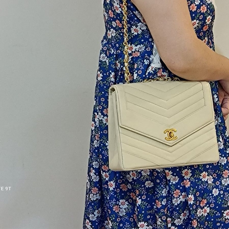 Chanel vintage v stich 米色山形信封鏈包-18