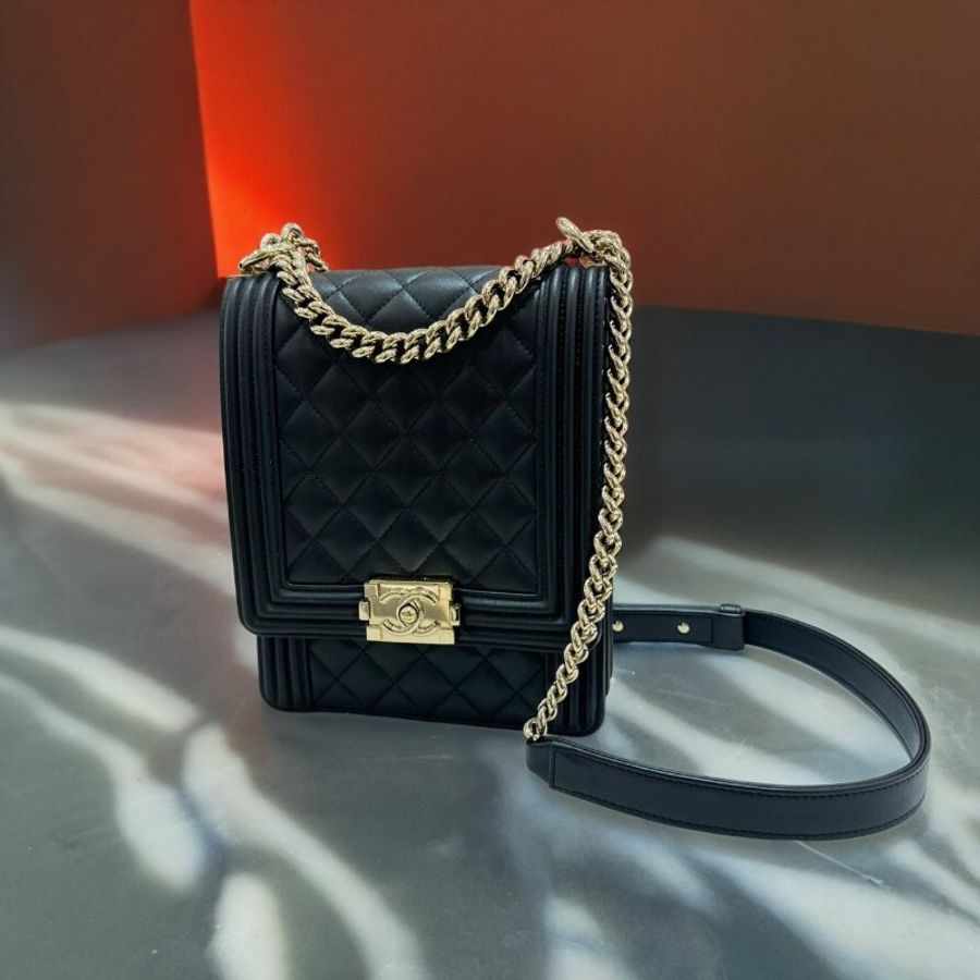 CHANEL BOY 黑牛金直式斜背包-0