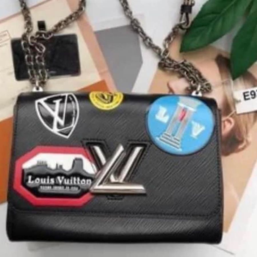🤎Louis Vuitton Twist mm 經典黑色限量跑道版 銀釦波紋轉釦包 尺寸:23*17*9 正常使用痕跡多張照片可參考高標準繞道 產地:法國 有原廠防塵袋 買16萬割愛-4