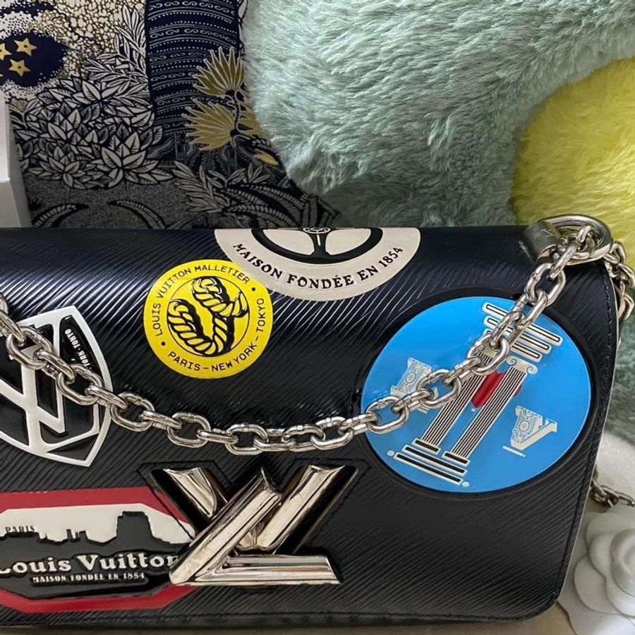 🤎Louis Vuitton Twist mm 經典黑色限量跑道版 銀釦波紋轉釦包 尺寸:23*17*9 正常使用痕跡多張照片可參考高標準繞道 產地:法國 有原廠防塵袋 買16萬割愛-8