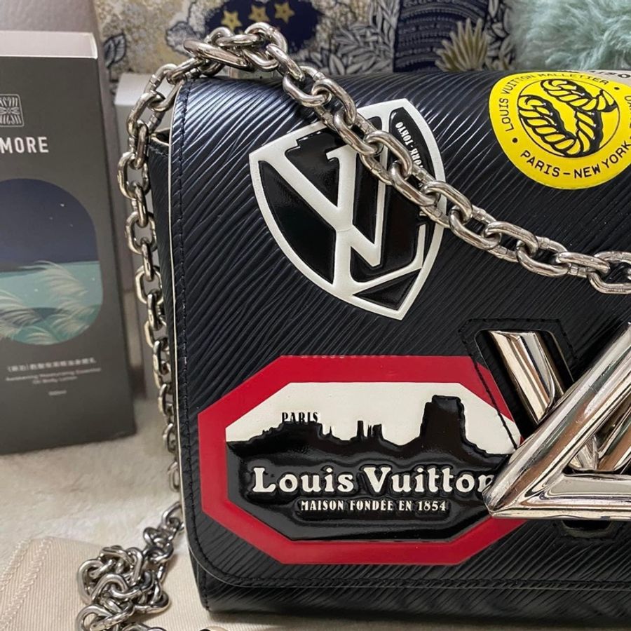 🤎Louis Vuitton Twist mm 經典黑色限量跑道版 銀釦波紋轉釦包 尺寸:23*17*9 正常使用痕跡多張照片可參考高標準繞道 產地:法國 有原廠防塵袋 買16萬割愛-9