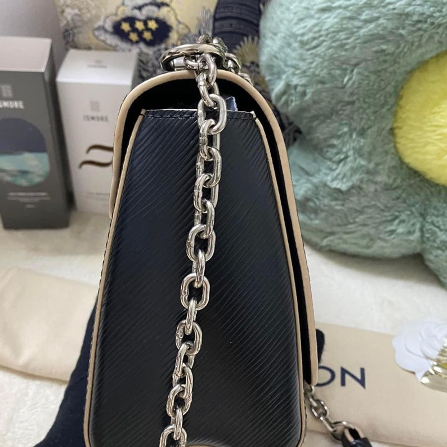 🤎Louis Vuitton Twist mm 經典黑色限量跑道版 銀釦波紋轉釦包 尺寸:23*17*9 正常使用痕跡多張照片可參考高標準繞道 產地:法國 有原廠防塵袋 買16萬割愛-13