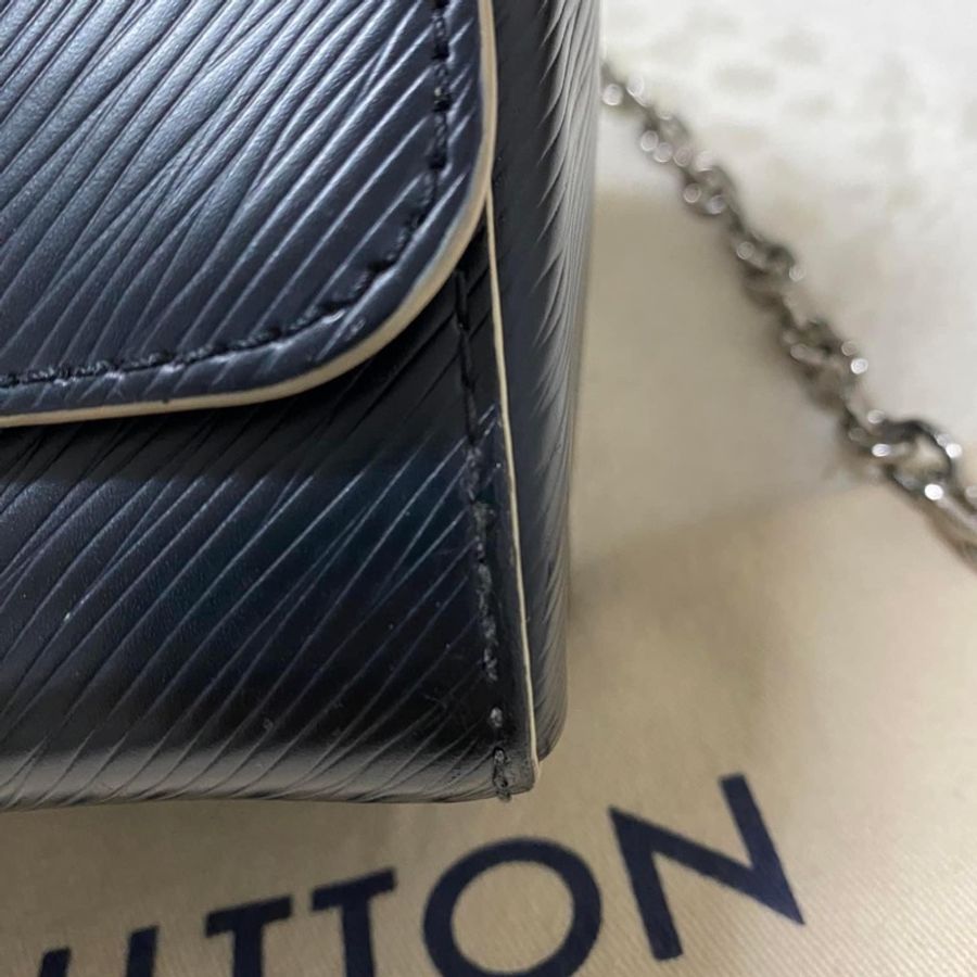 🤎Louis Vuitton Twist mm 經典黑色限量跑道版 銀釦波紋轉釦包 尺寸:23*17*9 正常使用痕跡多張照片可參考高標準繞道 產地:法國 有原廠防塵袋 買16萬割愛-14