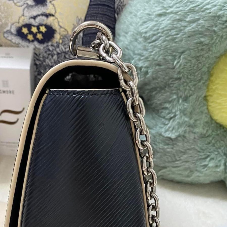 🤎Louis Vuitton Twist mm 經典黑色限量跑道版 銀釦波紋轉釦包 尺寸:23*17*9 正常使用痕跡多張照片可參考高標準繞道 產地:法國 有原廠防塵袋 買16萬割愛-16