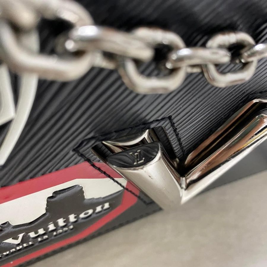 🤎Louis Vuitton Twist mm 經典黑色限量跑道版 銀釦波紋轉釦包 尺寸:23*17*9 正常使用痕跡多張照片可參考高標準繞道 產地:法國 有原廠防塵袋 買16萬割愛-17