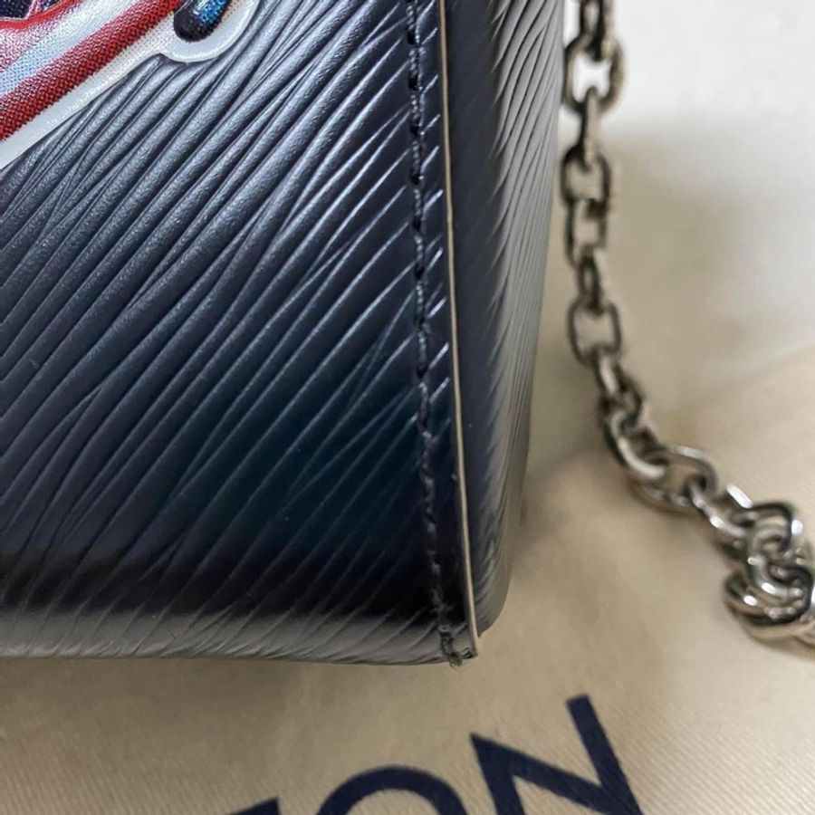 🤎Louis Vuitton Twist mm 經典黑色限量跑道版 銀釦波紋轉釦包 尺寸:23*17*9 正常使用痕跡多張照片可參考高標準繞道 產地:法國 有原廠防塵袋 買16萬割愛-33