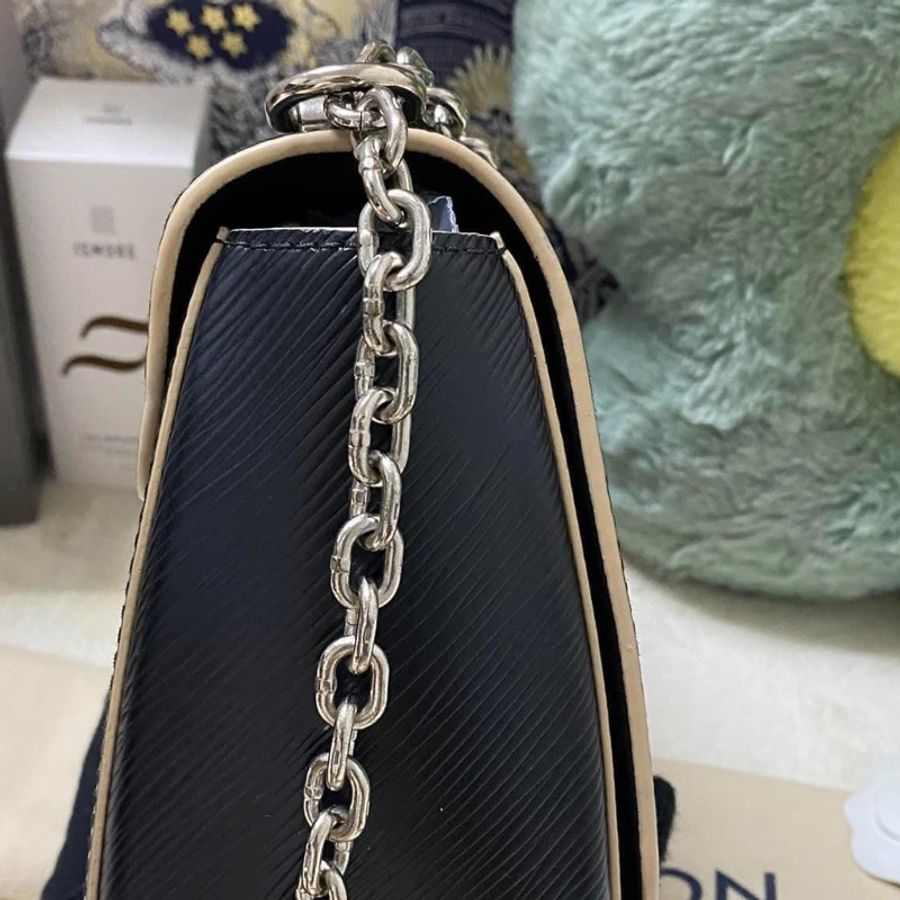 🤎Louis Vuitton Twist mm 經典黑色限量跑道版 銀釦波紋轉釦包 尺寸:23*17*9 正常使用痕跡多張照片可參考高標準繞道 產地:法國 有原廠防塵袋 買16萬割愛-34