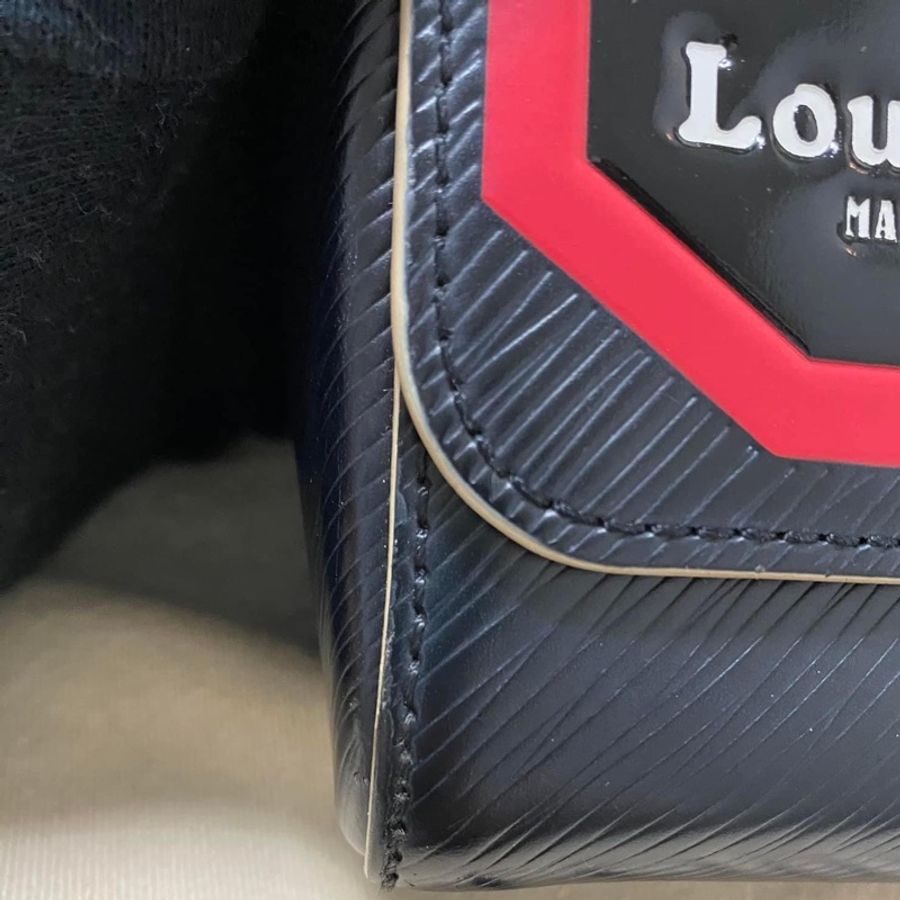 🤎Louis Vuitton Twist mm 經典黑色限量跑道版 銀釦波紋轉釦包 尺寸:23*17*9 正常使用痕跡多張照片可參考高標準繞道 產地:法國 有原廠防塵袋 買16萬割愛-36