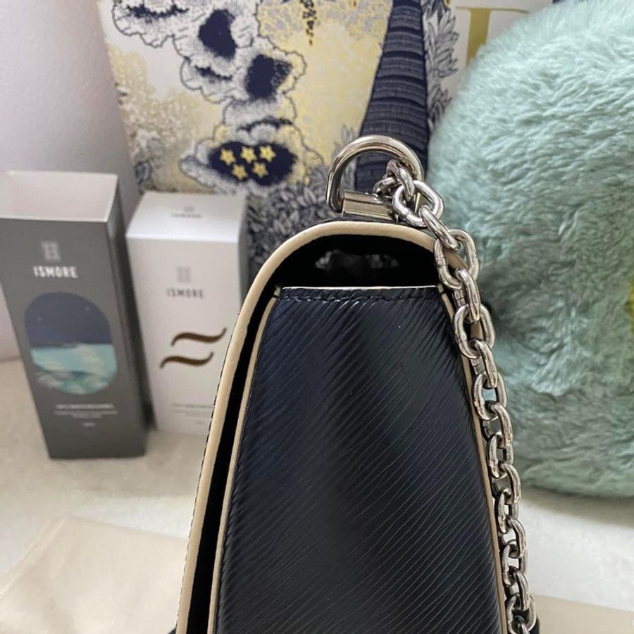 🤎Louis Vuitton Twist mm 經典黑色限量跑道版 銀釦波紋轉釦包 尺寸:23*17*9 正常使用痕跡多張照片可參考高標準繞道 產地:法國 有原廠防塵袋 買16萬割愛-37