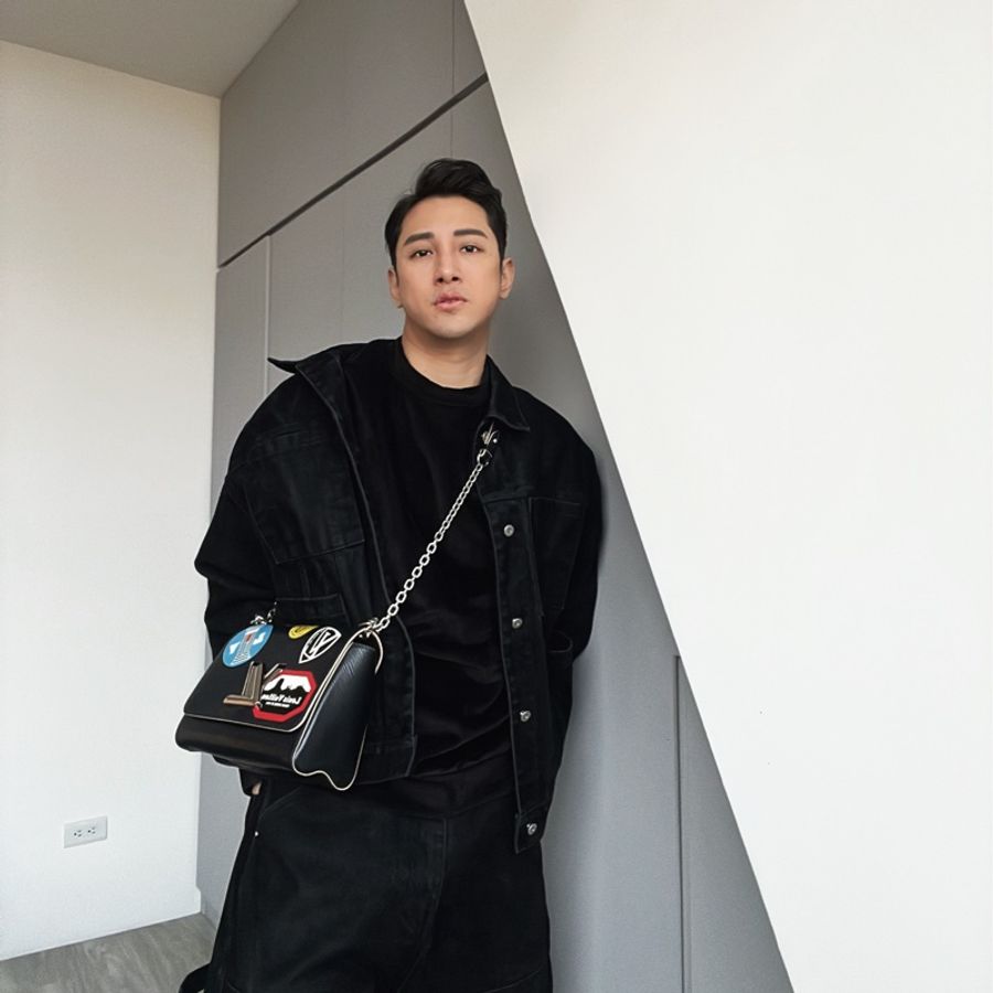 🤎Louis Vuitton Twist mm 經典黑色限量跑道版 銀釦波紋轉釦包 尺寸:23*17*9 正常使用痕跡多張照片可參考高標準繞道 產地:法國 有原廠防塵袋 買16萬割愛-0