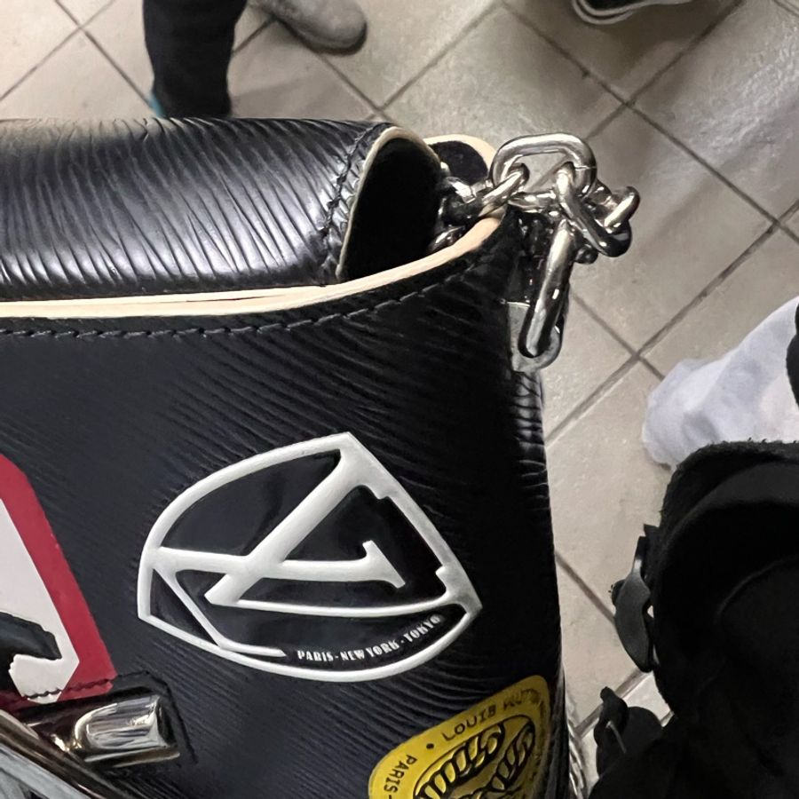 🤎Louis Vuitton Twist mm 經典黑色限量跑道版 銀釦波紋轉釦包 尺寸:23*17*9 正常使用痕跡多張照片可參考高標準繞道 產地:法國 有原廠防塵袋 買16萬割愛-22
