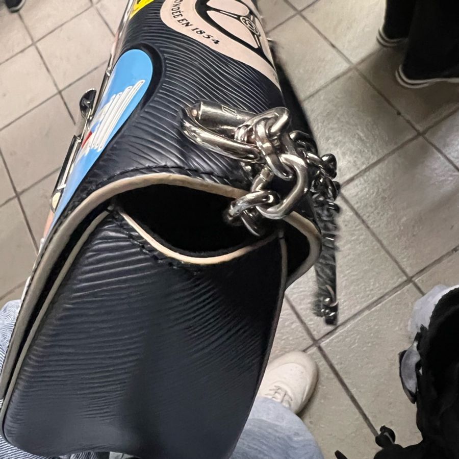 🤎Louis Vuitton Twist mm 經典黑色限量跑道版 銀釦波紋轉釦包 尺寸:23*17*9 正常使用痕跡多張照片可參考高標準繞道 產地:法國 有原廠防塵袋 買16萬割愛-23