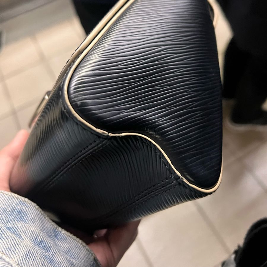 🤎Louis Vuitton Twist mm 經典黑色限量跑道版 銀釦波紋轉釦包 尺寸:23*17*9 正常使用痕跡多張照片可參考高標準繞道 產地:法國 有原廠防塵袋 買16萬割愛-24