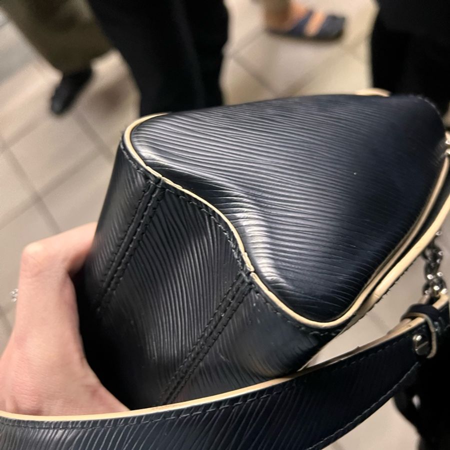 🤎Louis Vuitton Twist mm 經典黑色限量跑道版 銀釦波紋轉釦包 尺寸:23*17*9 正常使用痕跡多張照片可參考高標準繞道 產地:法國 有原廠防塵袋 買16萬割愛-25