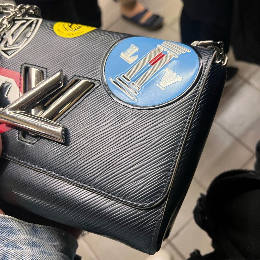 🤎Louis Vuitton Twist mm 經典黑色限量跑道版 銀釦波紋轉釦包 尺寸:23*17*9 正常使用痕跡多張照片可參考高標準繞道 產地:法國 有原廠防塵袋 買16萬割愛-26