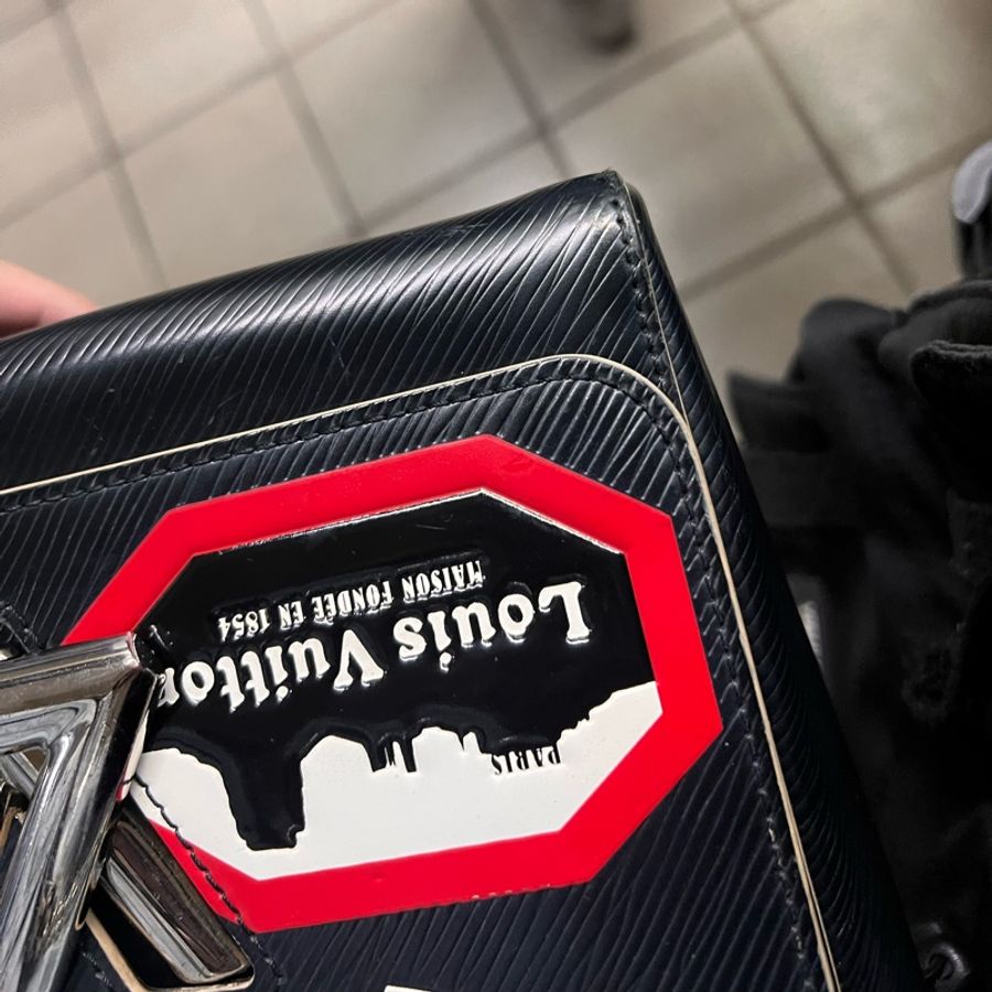 🤎Louis Vuitton Twist mm 經典黑色限量跑道版 銀釦波紋轉釦包 尺寸:23*17*9 正常使用痕跡多張照片可參考高標準繞道 產地:法國 有原廠防塵袋 買16萬割愛-29