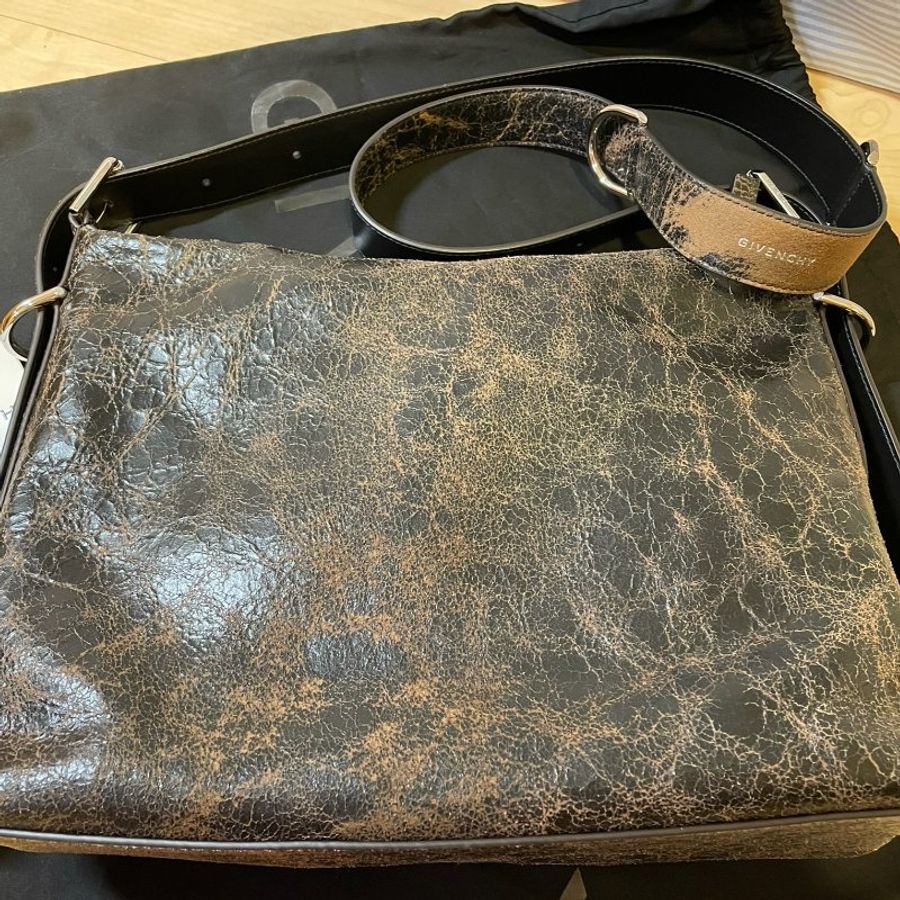 GIVENCHY Voyou Crossbody bag 黑色/泥棕色做舊皮面郵差包-8