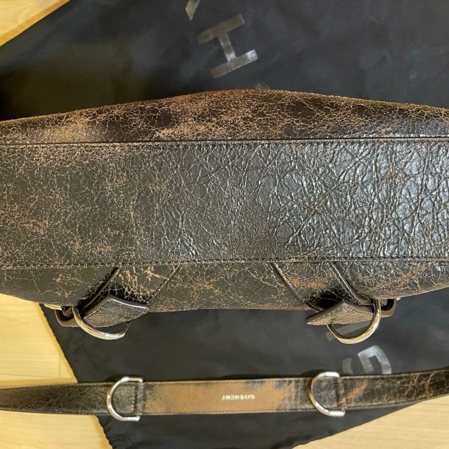 GIVENCHY Voyou Crossbody bag 黑色/泥棕色做舊皮面郵差包-9