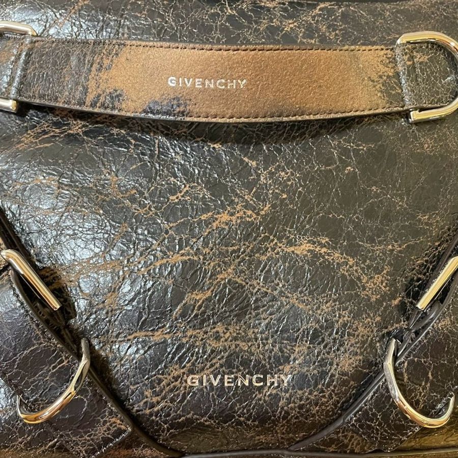 GIVENCHY Voyou Crossbody bag 黑色/泥棕色做舊皮面郵差包-11