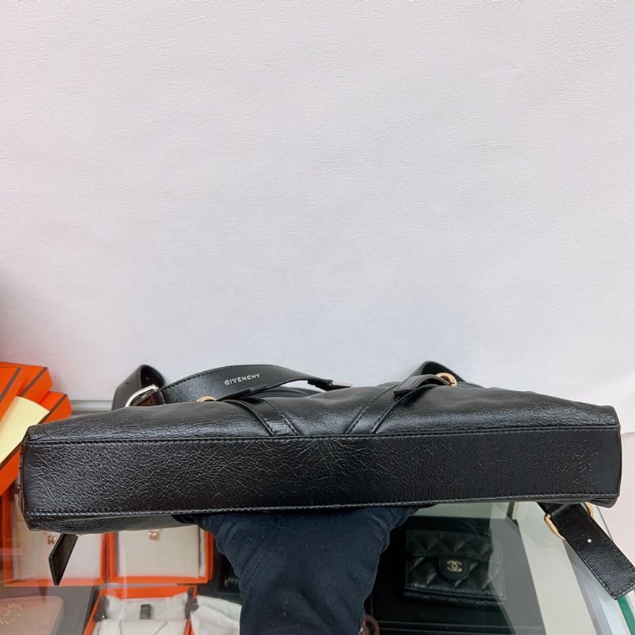 近新✨Givenchy Voyou 黑色中號托特機車風格包-6